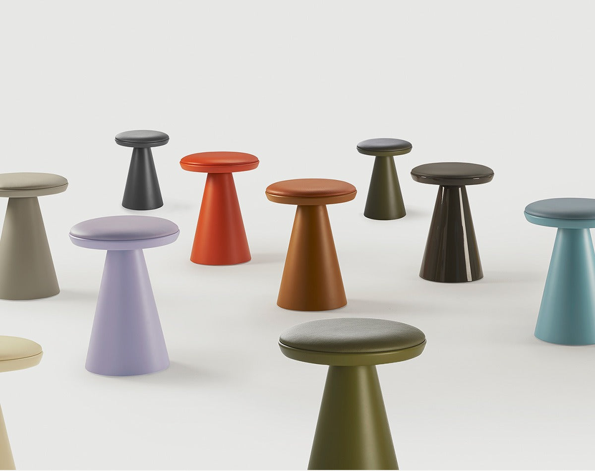 Viele Sancal Pion Hocker in verschiedenen Farben auf hellem Grund