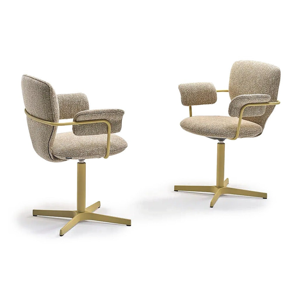 Zwei Sancal Planta Stühle mit Armlehnen und strukturiertem Bezug in Beige auf messingfarbenem Fusskreuz