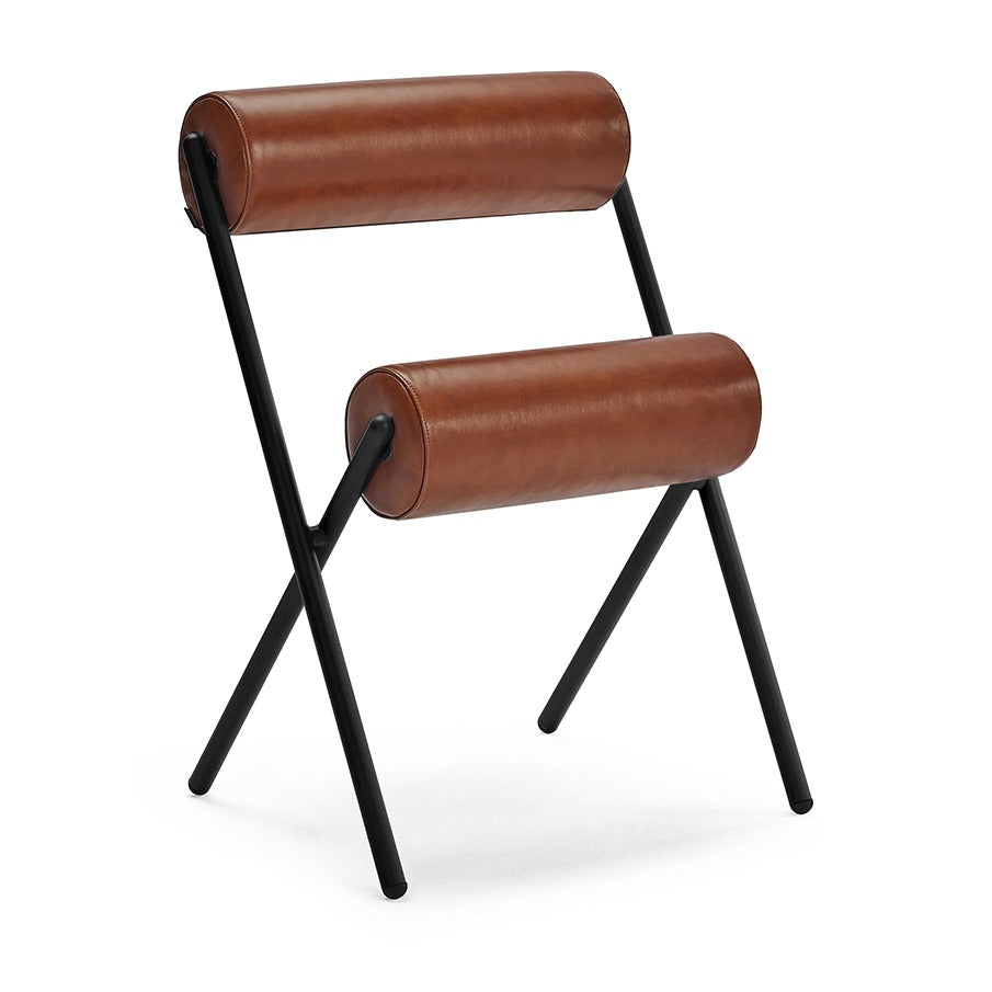 Sancal Roll Stuhl mit Sitz- und Rückenrolle in braunem Leder und schwarzem Stahlrohrgestell, Ansicht von schräg vorne