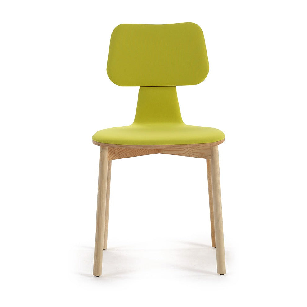 Sancal Silla40 Stuhl mit breitem, gepolstertem Rücken in Gelbgrün und Beinen aus heller Esche, Frontansicht