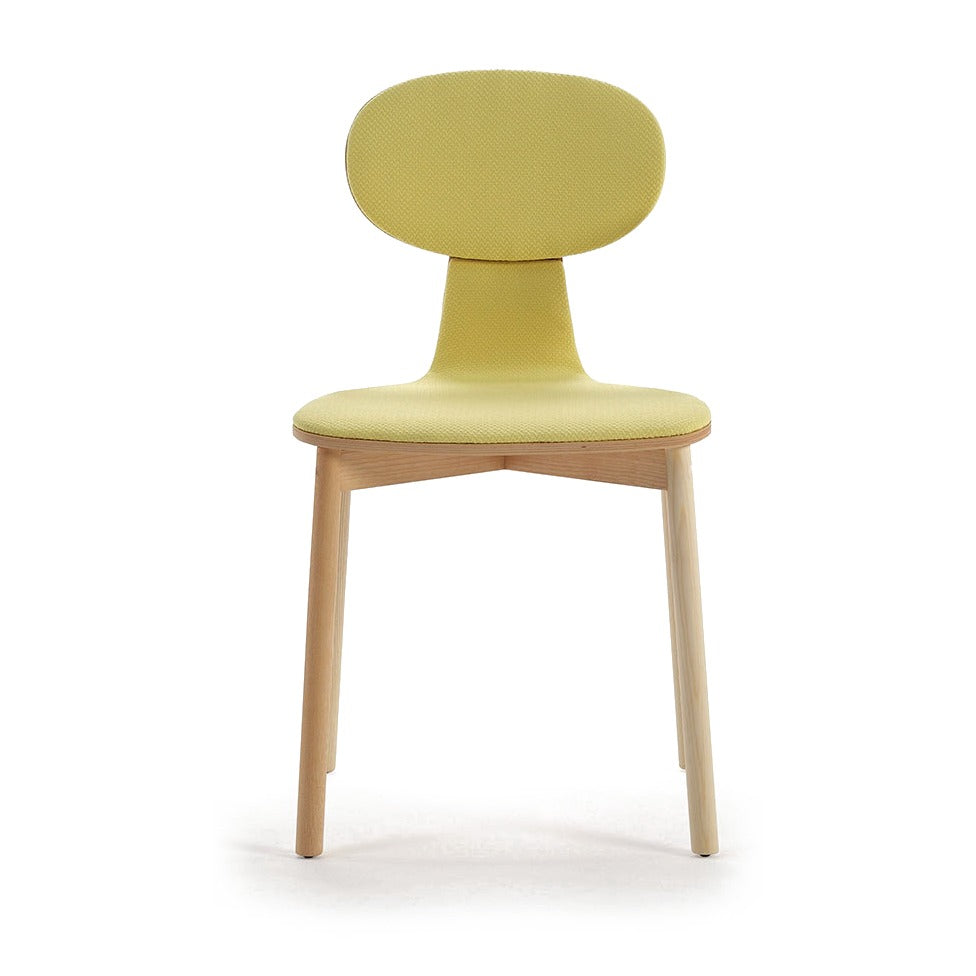 Sancal Silla40 Stuhl mit ovalem, gepolstertem Rücken in Hellgelb und Beinen aus heller Esche, Frontansicht