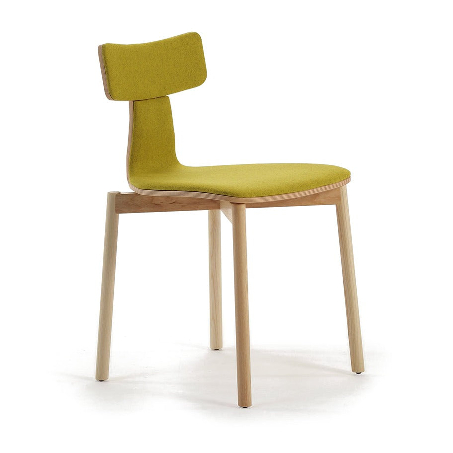 Sancal Silla40 Stuhl mit schmalem Rückenband in Gelbgrün und Beinen aus heller Esche, Ansicht von schräg vorne