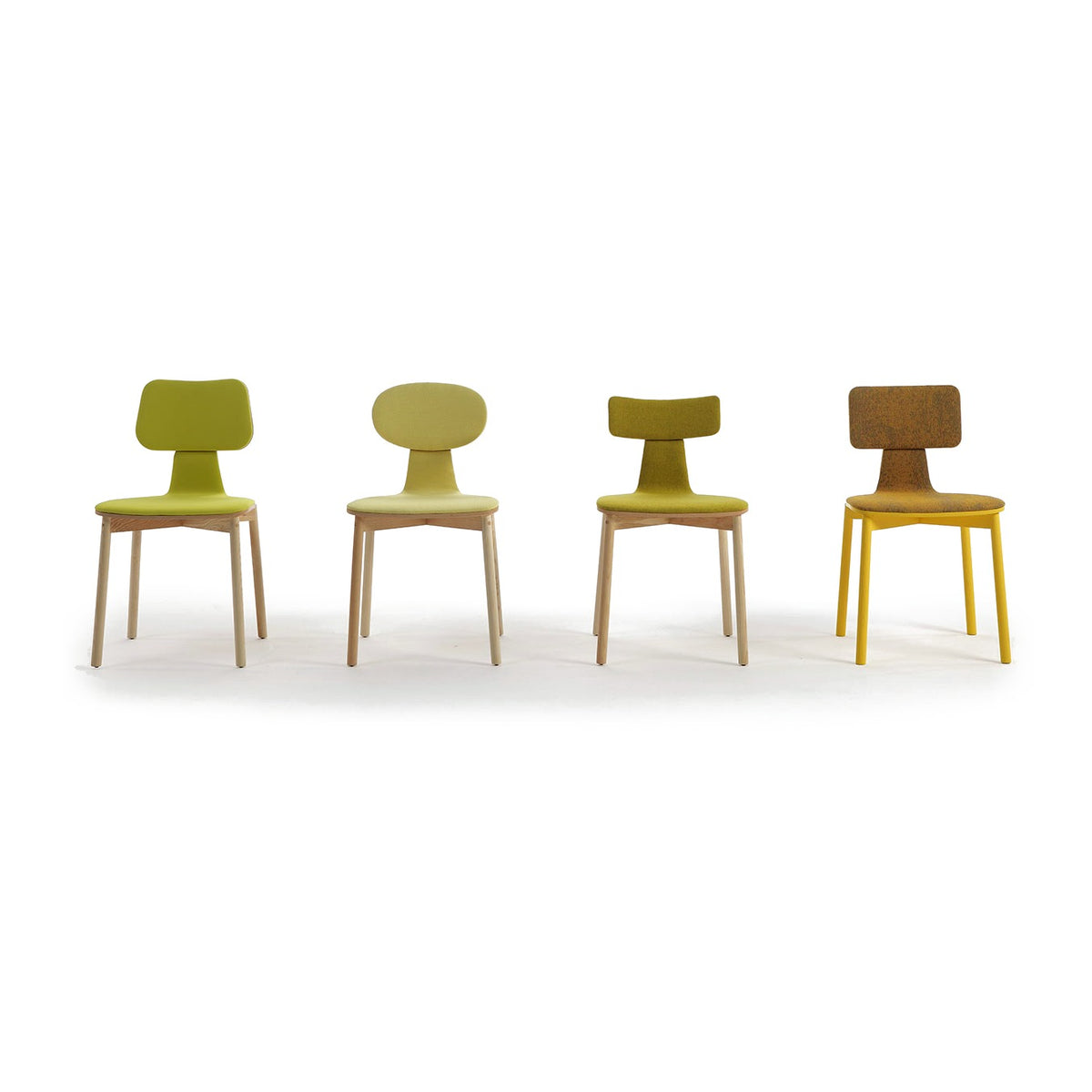 Vier Sancal Silla40 Stühle mit den vier Rückenformen nebeneinander, Frontansicht