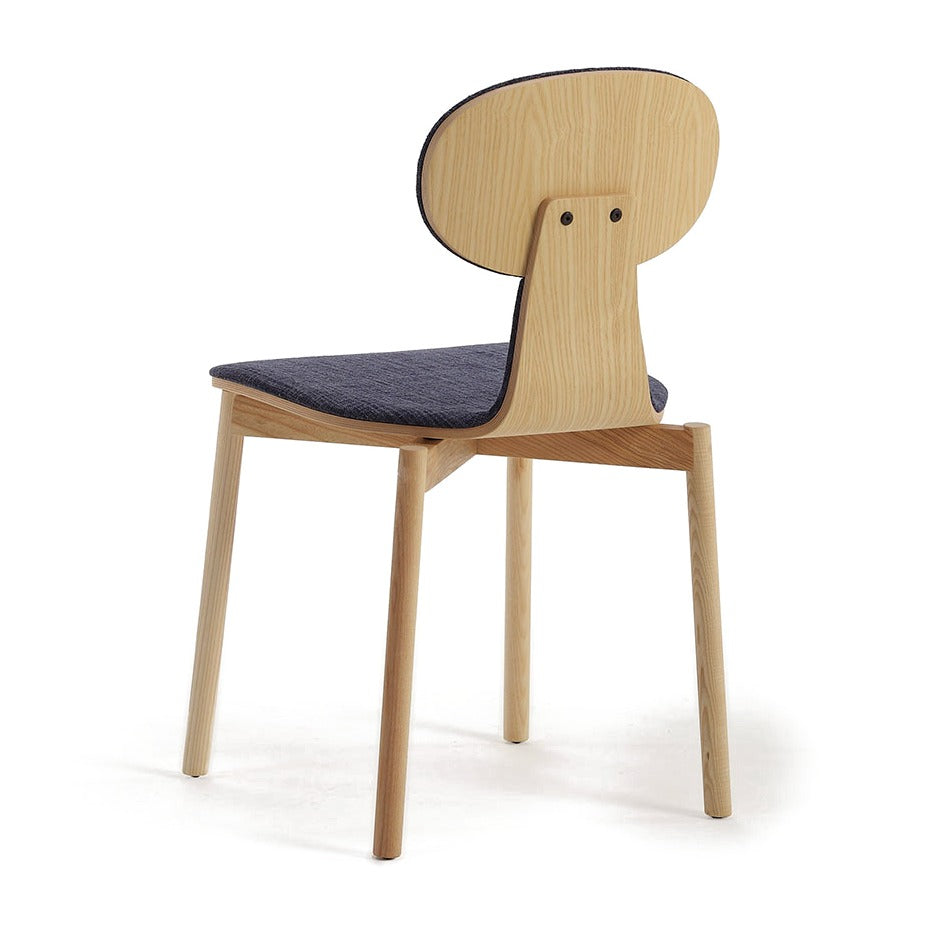 Sancal Silla40 Stuhl mit ovaler Rückenschale aus hellem Holz und blauem Sitzpolster, Ansicht von schräg hinten