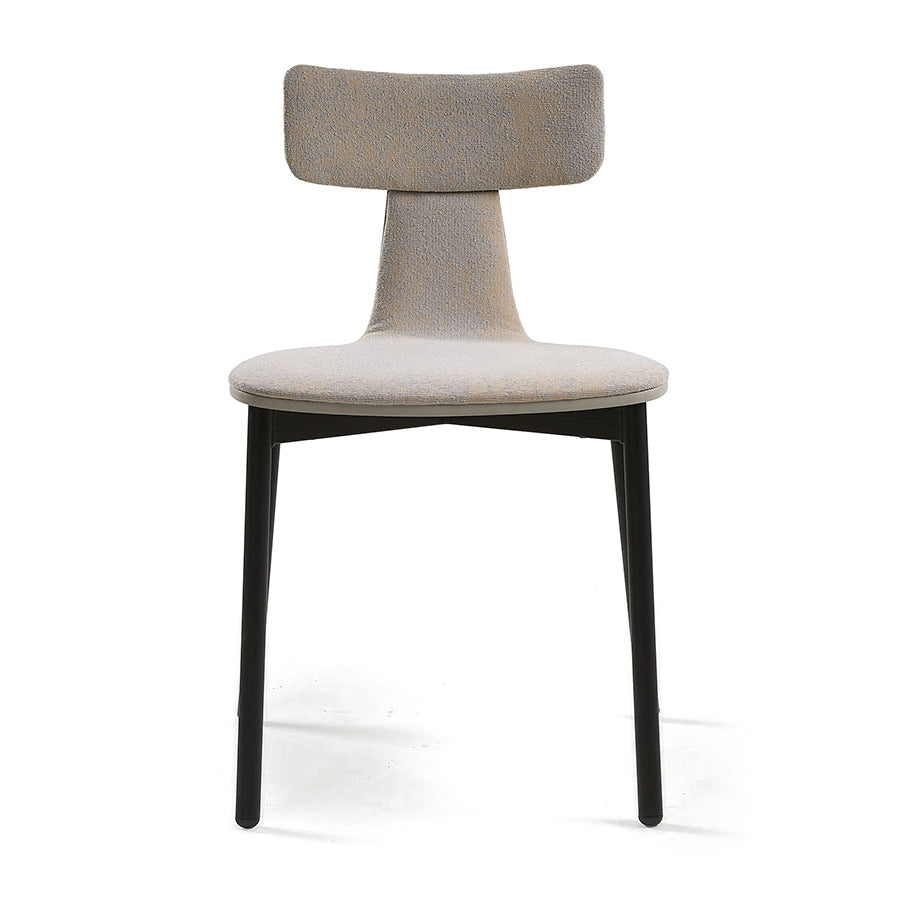 Sancal Silla40 Stuhl mit schmalem Rückenband, Bezug in Hellgrau und schwarzen Beinen, Frontansicht