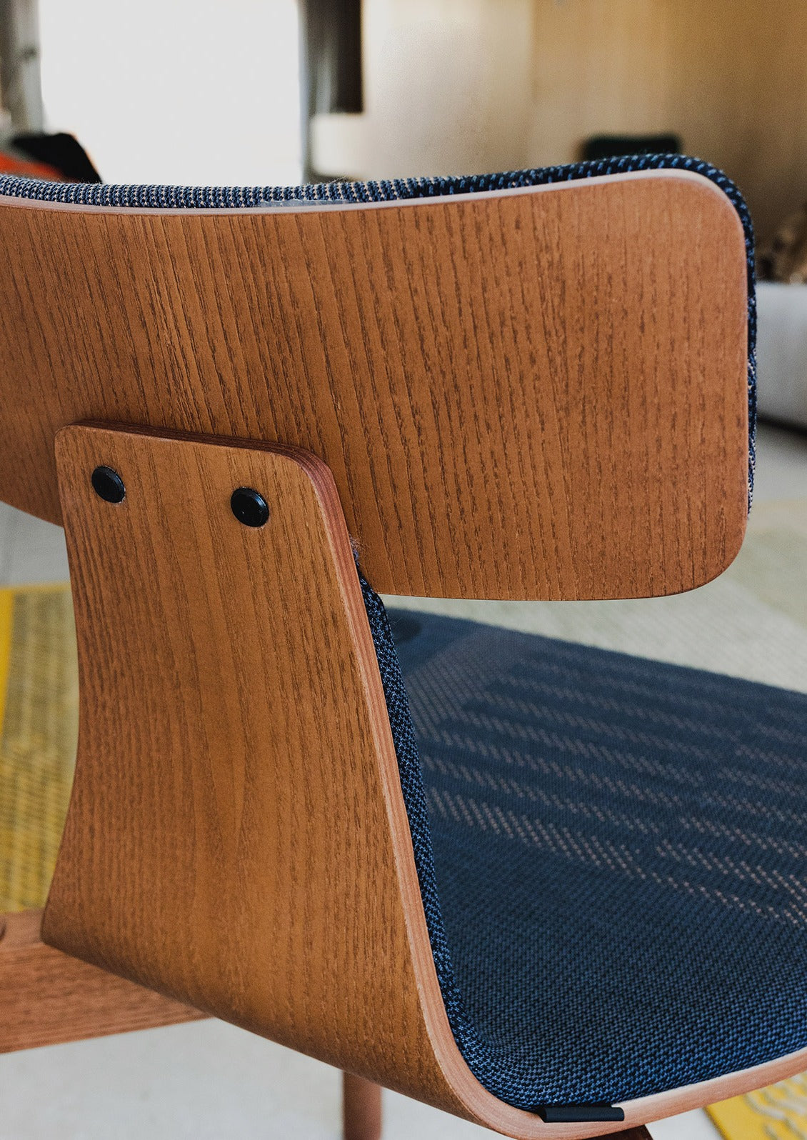 Sancal Silla40 Stuhl im Detail, Rückenschale aus rotbraunem Holz und Sitzbezug in Blau