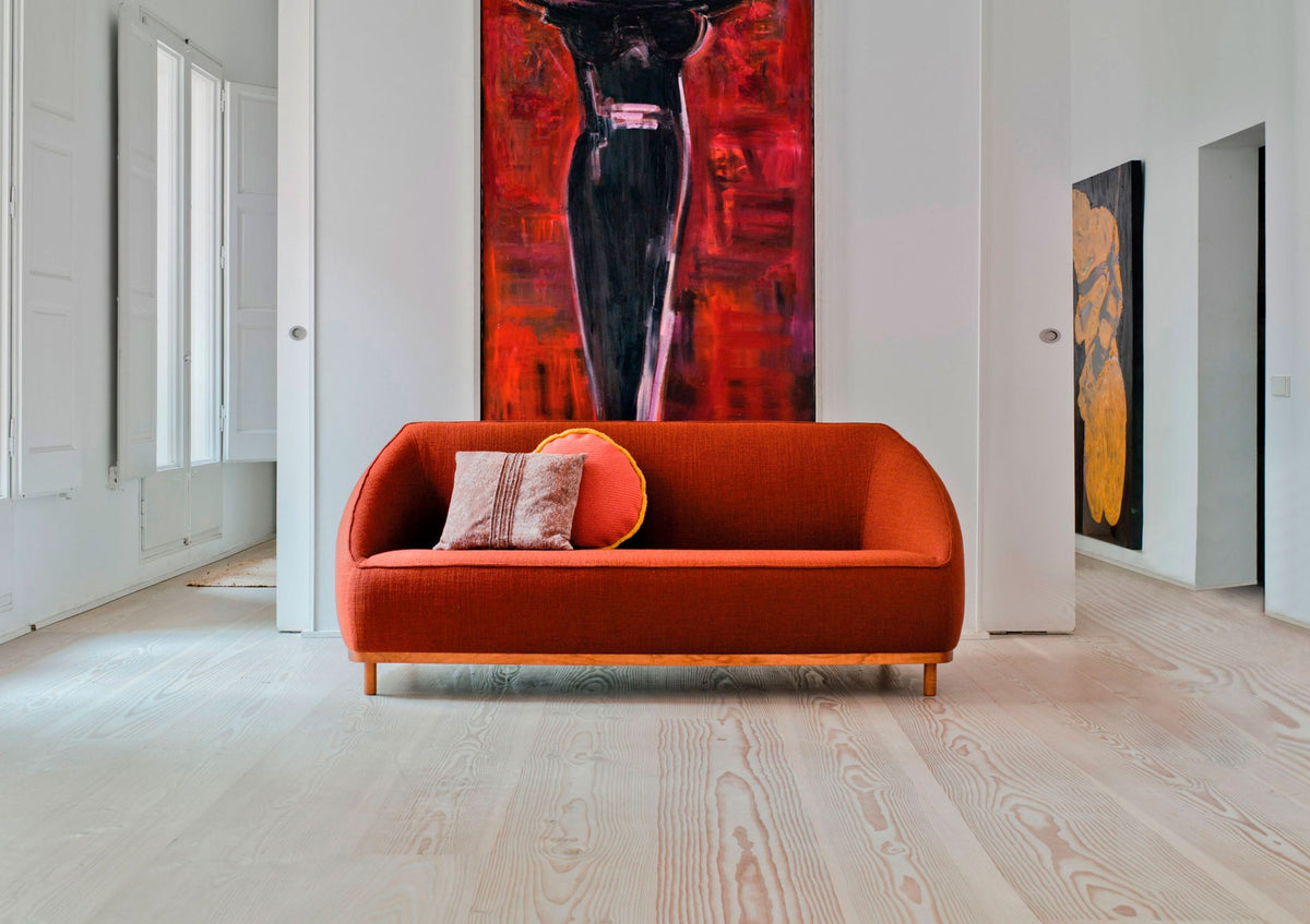 Sancal Sumo Sofa in Orange vor einem grossen Gemälde in einem weissen Raum
