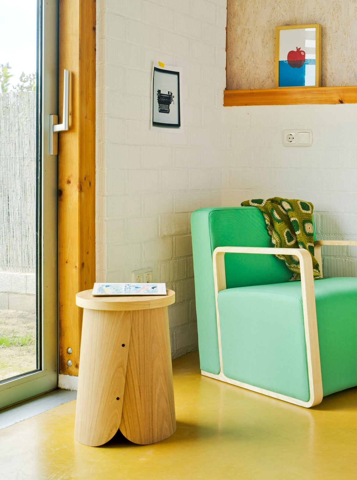 Sancal Tab Hocker aus Kastanie als Ablage neben einem Sessel in Mintgrün