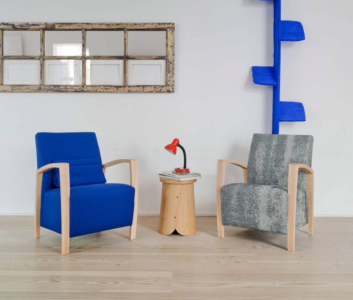 Sancal Tab Hocker mit Tischleuchte zwischen zwei Sesseln in Blau und Grau