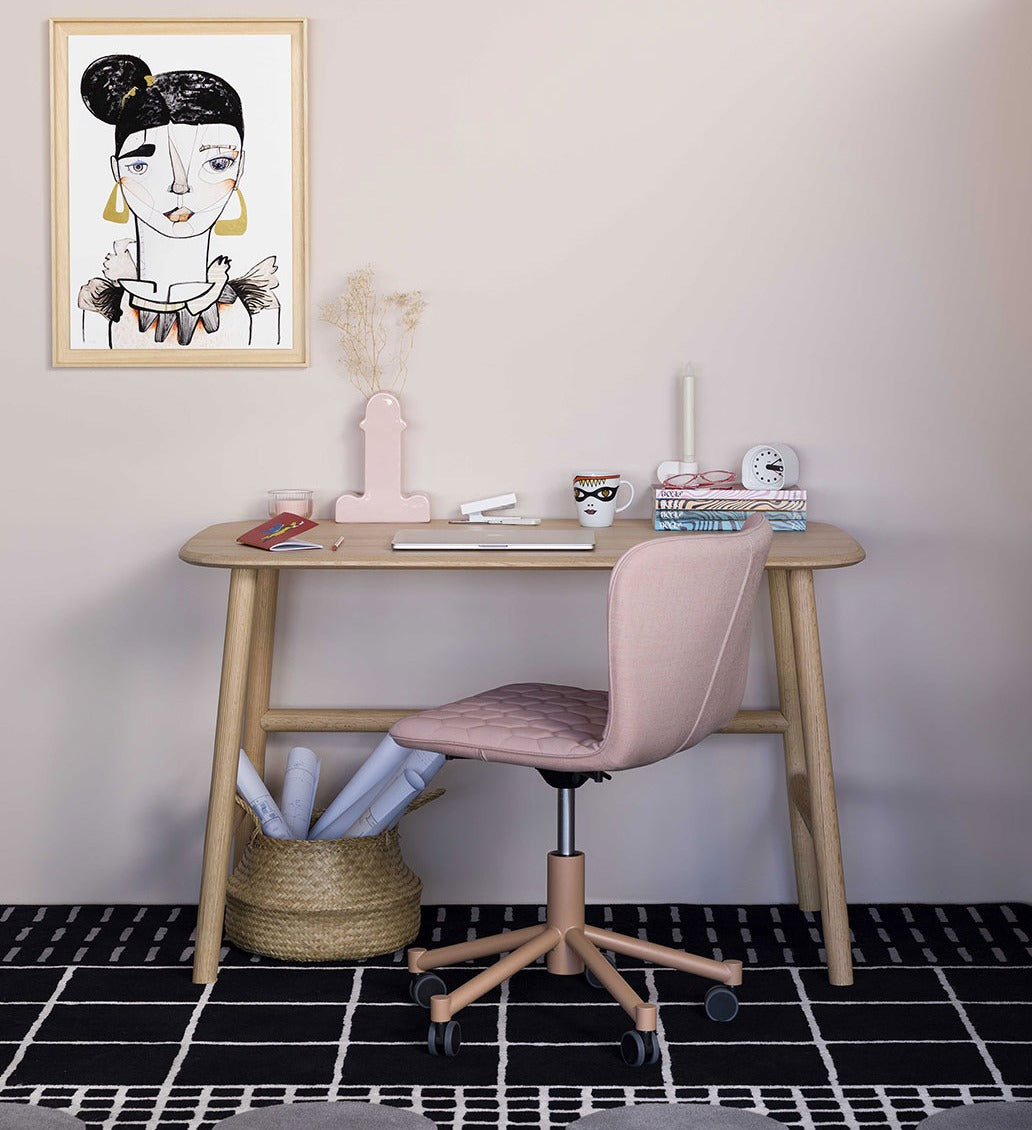 Sancal Tea Konferenzstuhl in Rosa an einem Holzschreibtisch vor einer rosa Wand