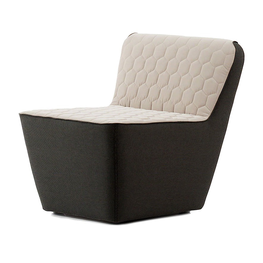 Sancal Tea Loungesessel in Schwarz mit gestepptem Sitz und Rücken in Creme, Ansicht von schräg vorne