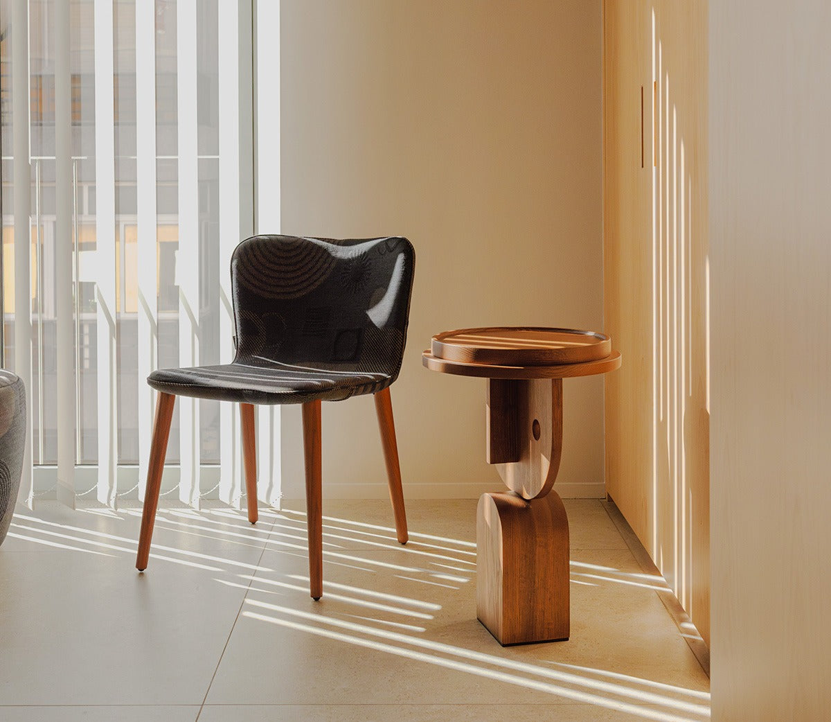 Sancal Tea Stuhl in glänzendem Schwarz mit Holzbeinen neben einem Beistelltisch