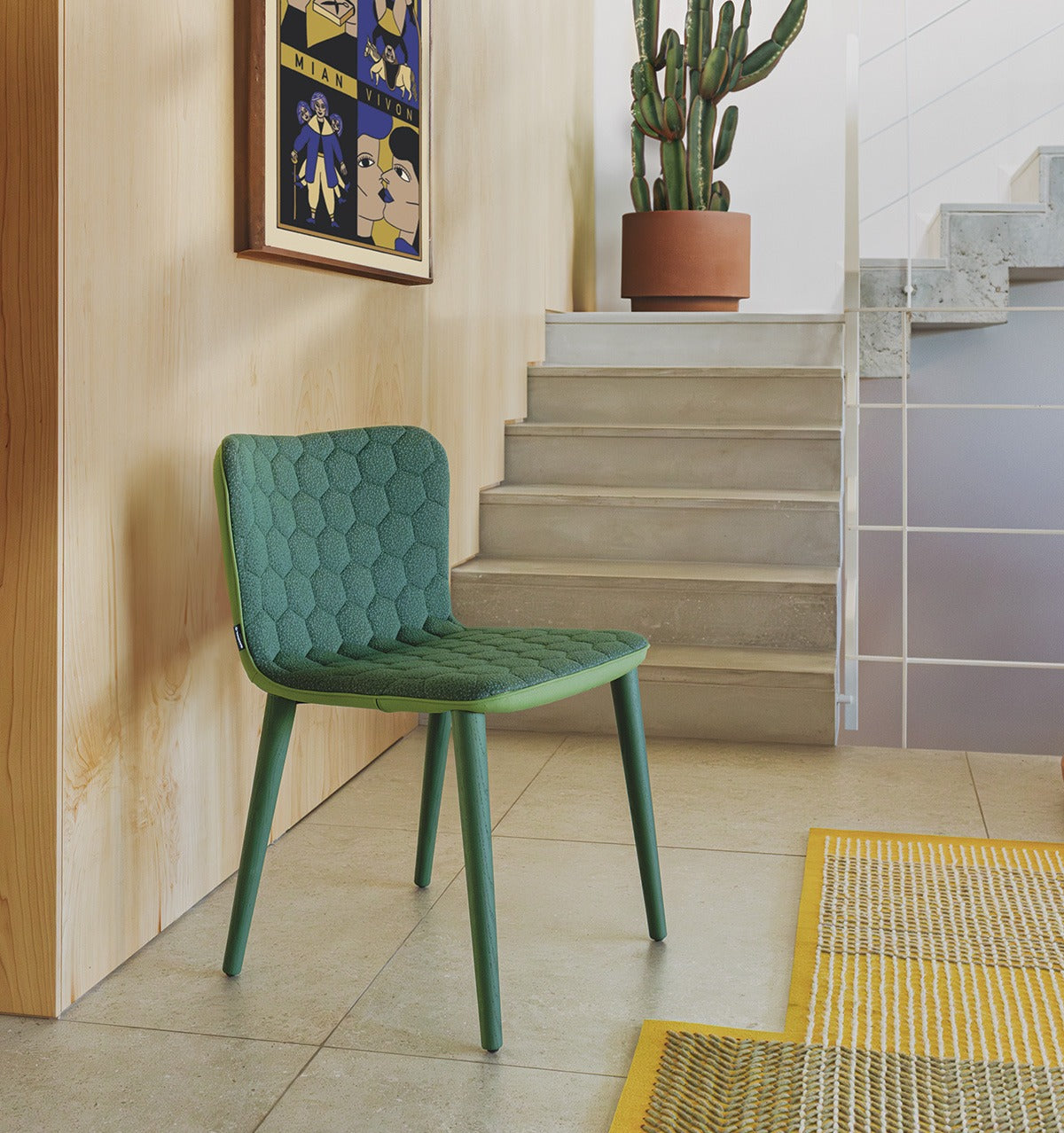 Sancal Tea Stuhl in Grün vor einer Treppe