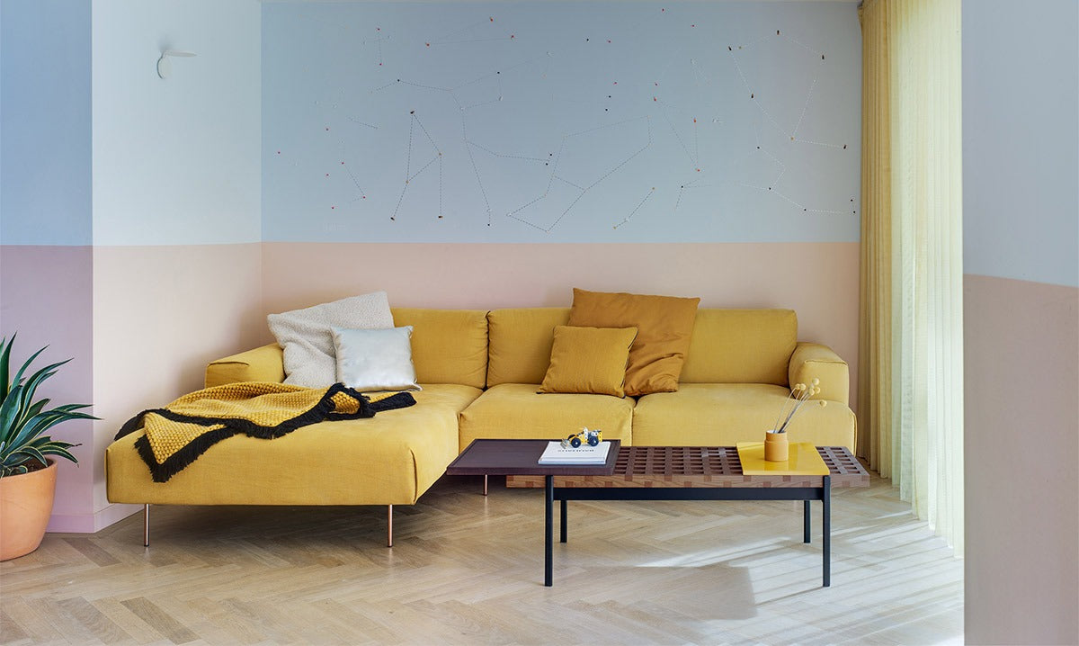 Sancal Tiptoe als Ecksofa in Gelb in einem Wohnraum