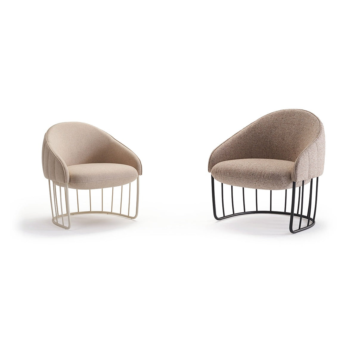 Sancal Tonella Maxi Loungesessel in Taupe mit schwarzem Gestell, rechts neben dem kleineren Tonella Mini in Beige