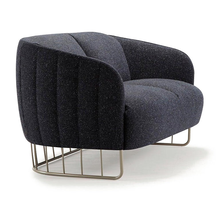 Sancal Tonella Sofa in Anthrazit, Ansicht von schräg vorne mit gesteppter Aussenseite