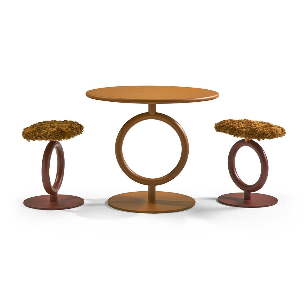 Zwei niedrige Sancal Totem Hocker mit Fellbezug neben einem Totem Tisch