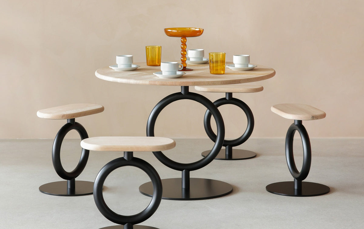 Niedrige Sancal Totem Hocker mit Eichensitz rund um einen Totem Tisch