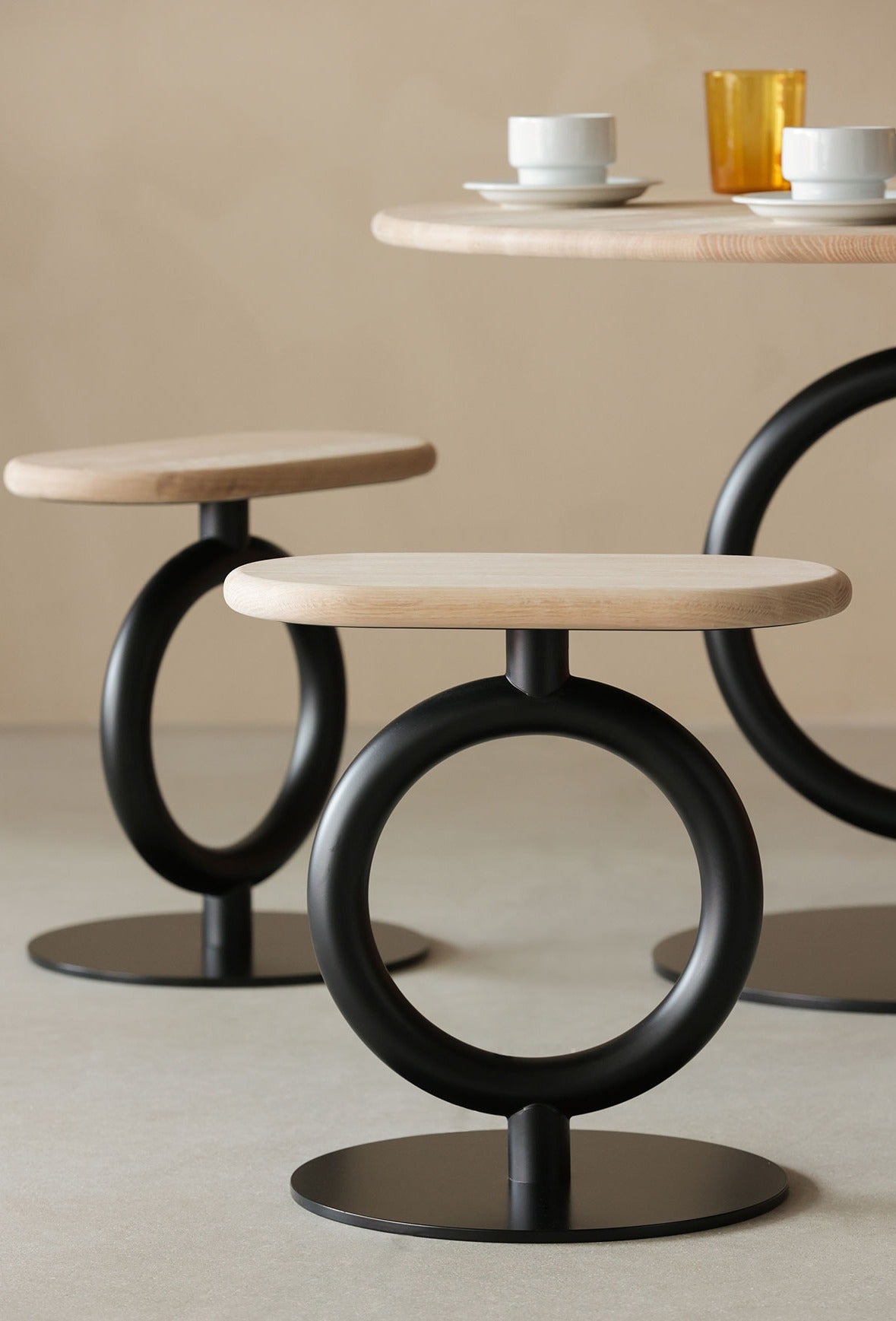 Niedrige Sancal Totem Hocker mit Eichensitz und schwarzem Ring, Nahansicht