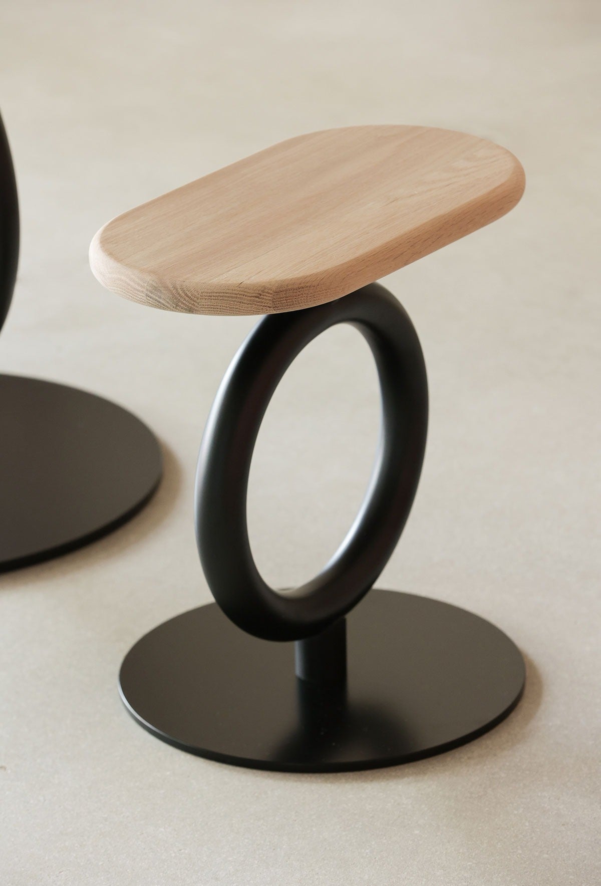 Niedriger Sancal Totem Hocker mit ovalem Eichensitz