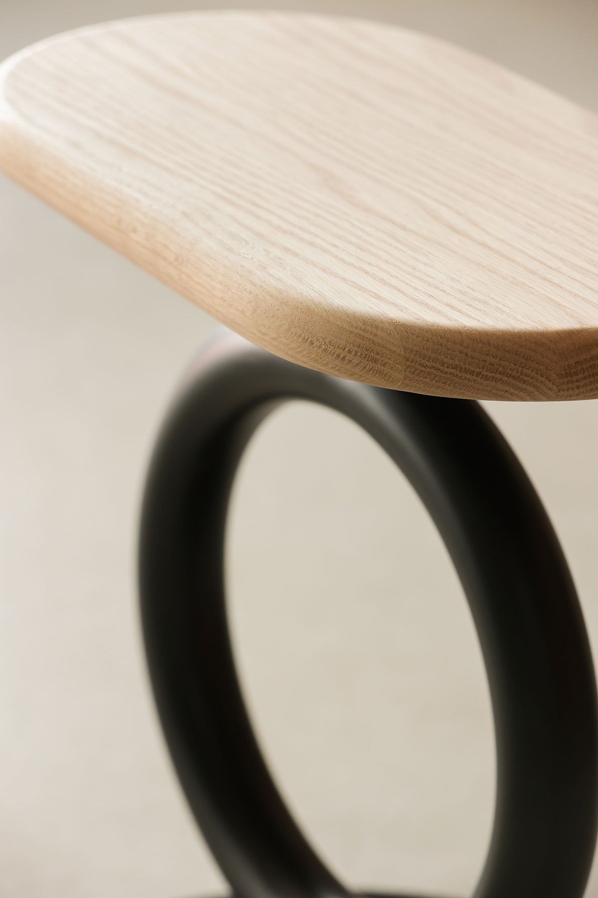 Detail des ovalen Eichensitzes auf dem schwarzen Ring eines Sancal Totem Hockers