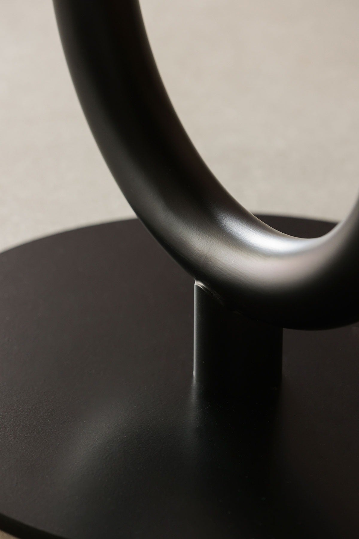 Detail von Ring und Bodenplatte eines Sancal Totem Hockers in Schwarz