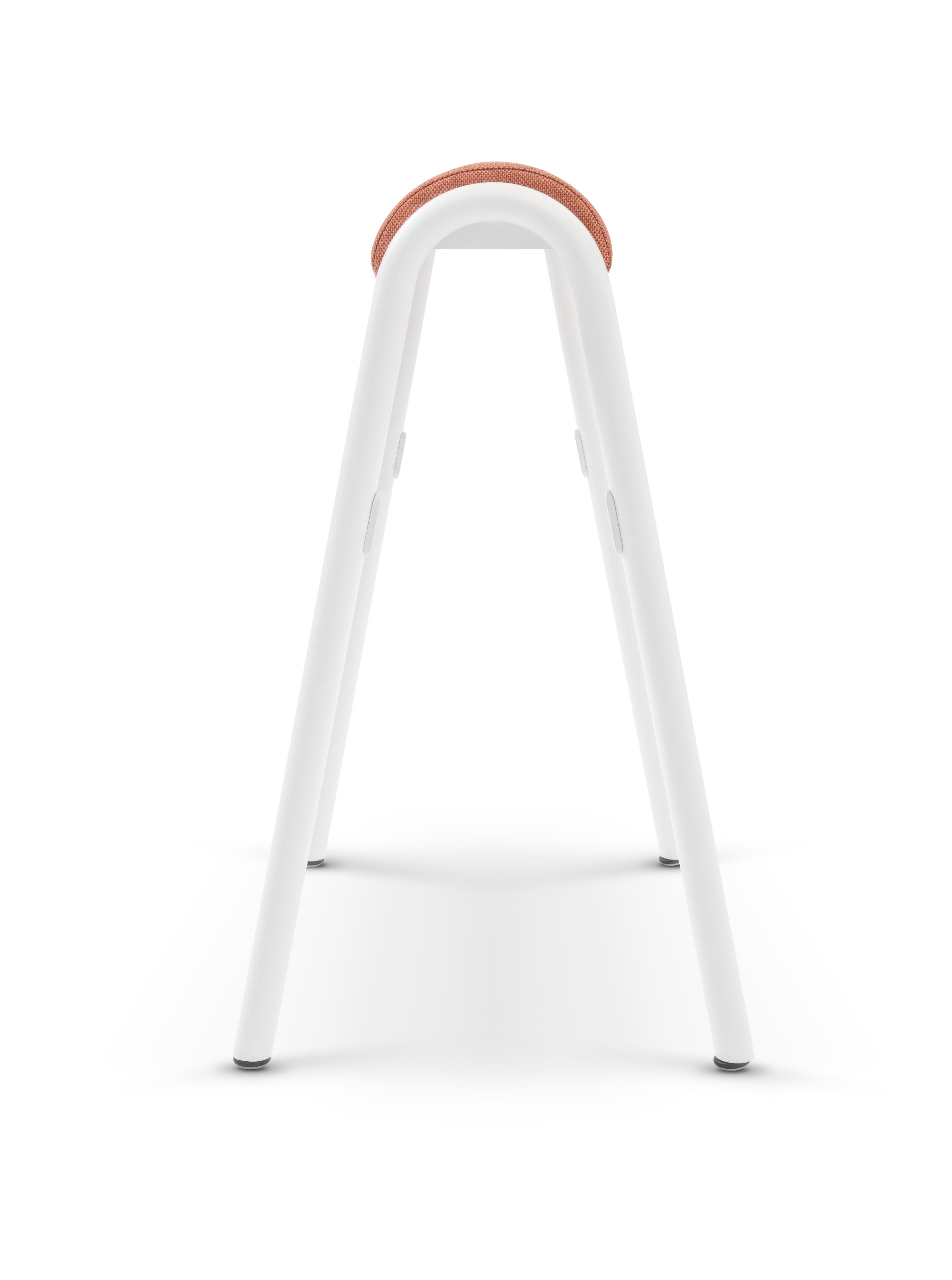 se:lab hopper – Hocker – Weißer Hocker mit runder Sitzfläche aus orangefarbenem Material und stabilen, schrägen Beinen.