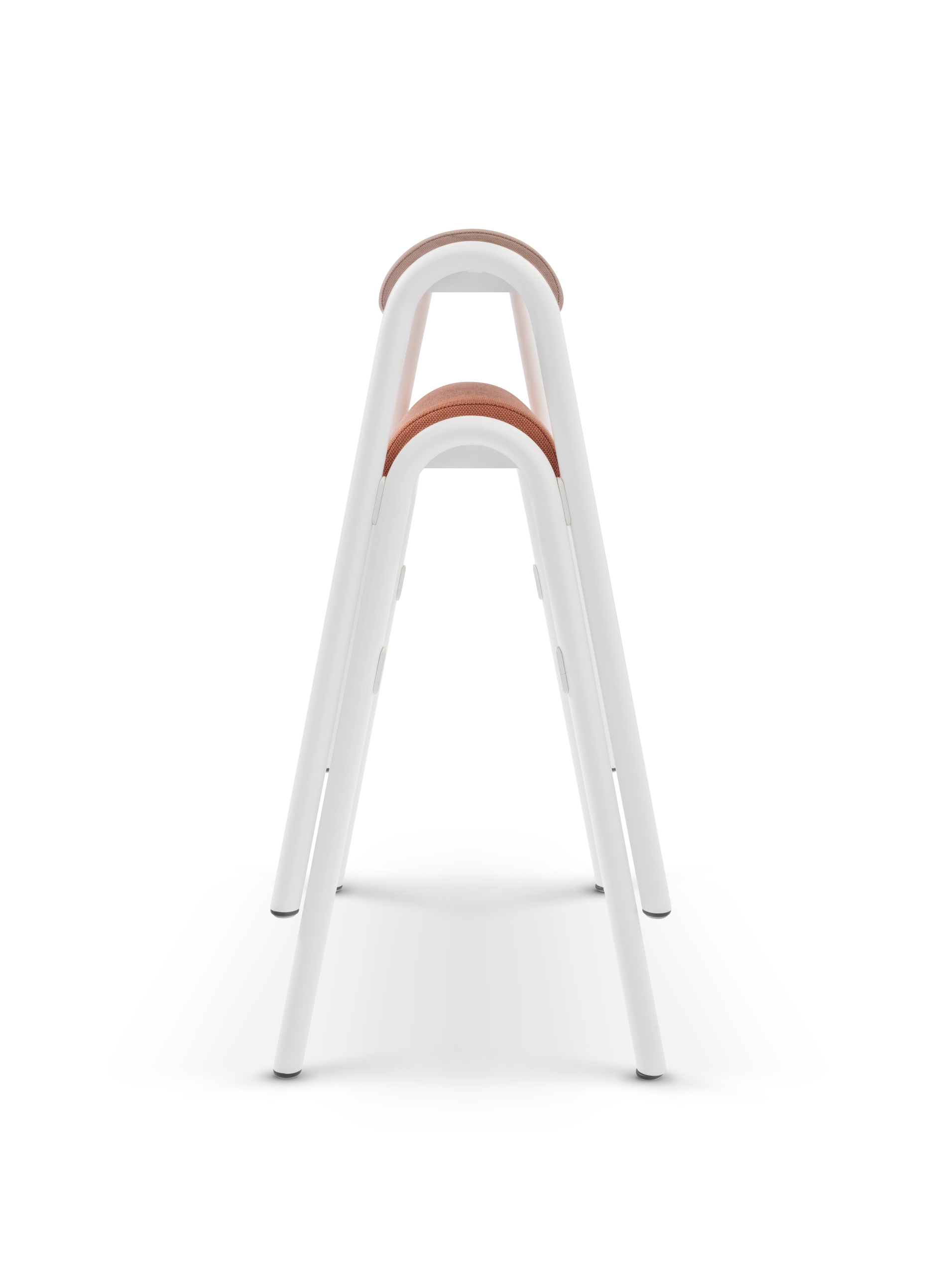 se:lab hopper – Hocker – Hocker mit weißen Holzgestell und Korbsitzfläche in hellbraunem Farbton, perspektivisch von vorne aufgenommen.