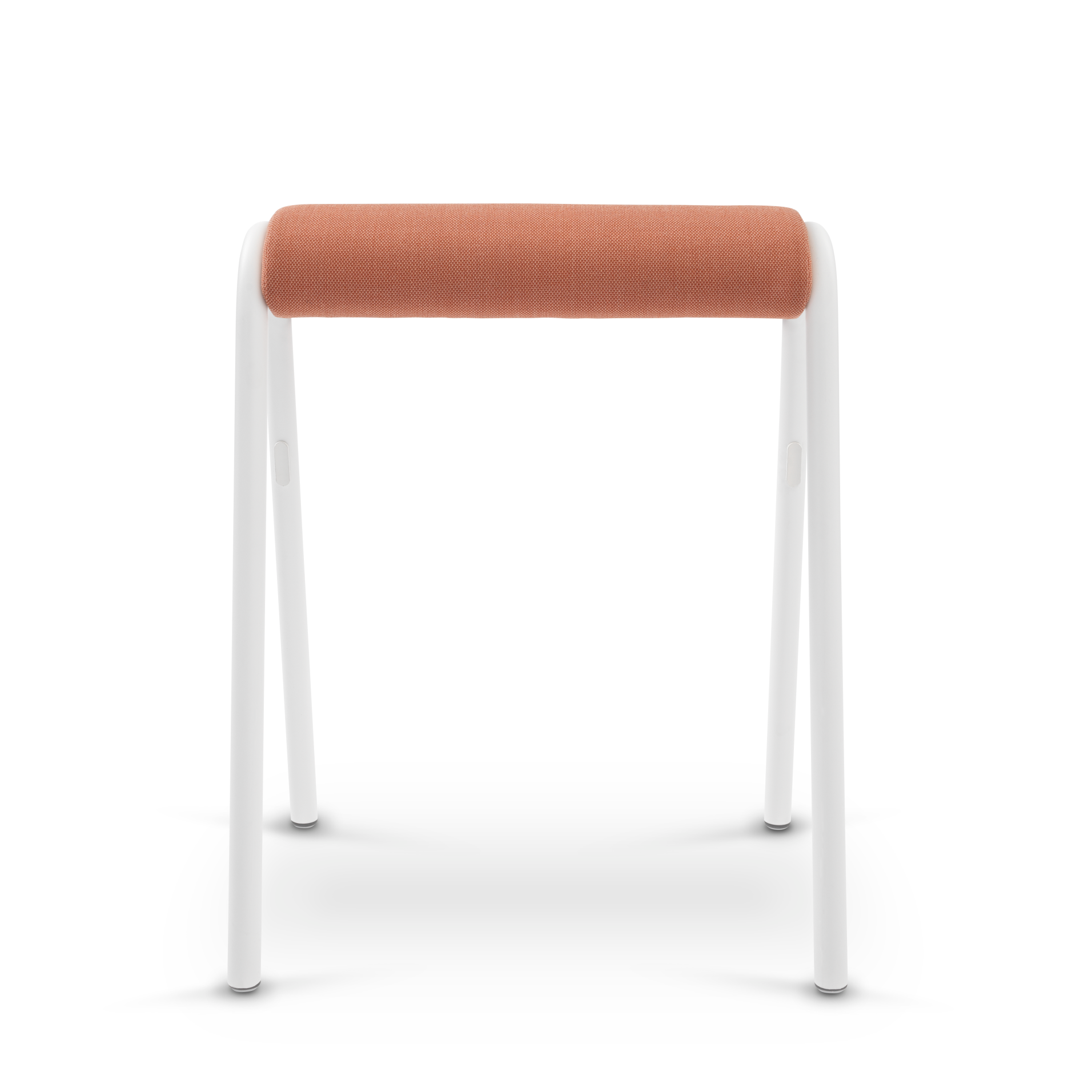 se:lab hopper – Hocker – Hocker mit orangefarbenem gepolstertem Sitz und weißem Gestell aus Metall, freistehend auf hellem Hintergrund.