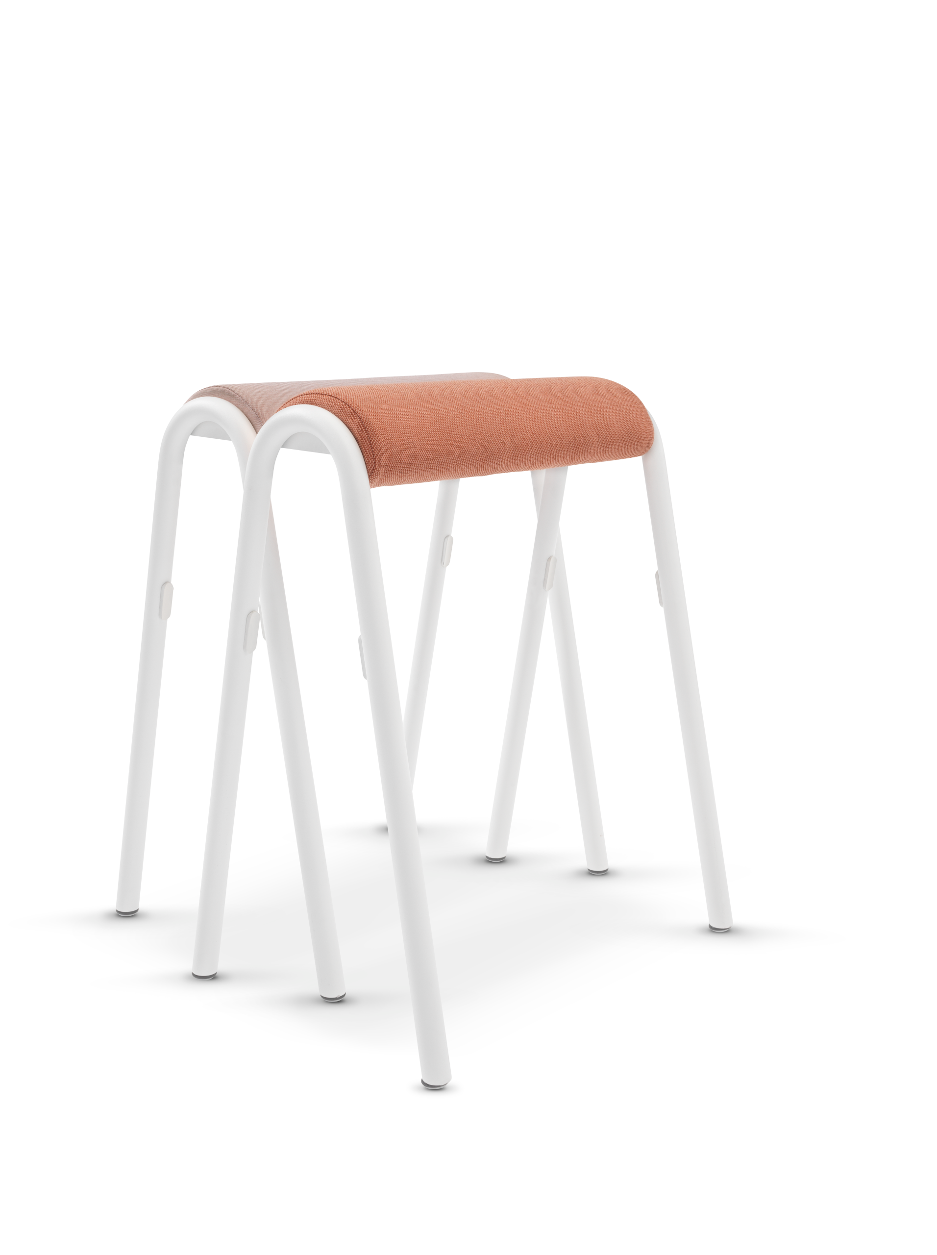 se:lab hopper – Hocker – Hocker mit zwei gepolsterten Sitzflächen in Orange und einem weißen Gestell aus Metall.