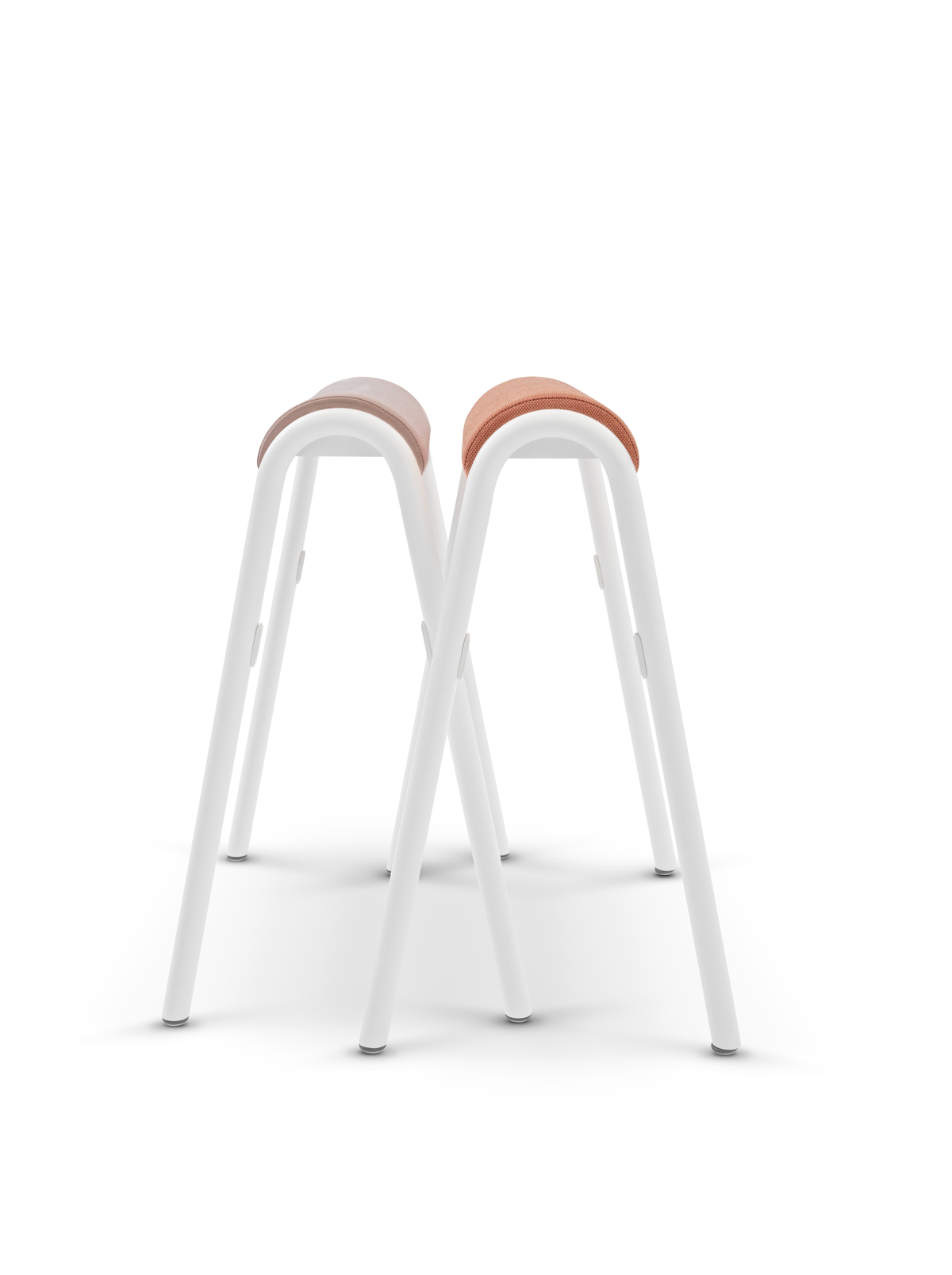 Hocker se:lab hopper: Zwei stapelbare Hocker mit gepolsterten Sitzflächen in Beige und Orange, weissem Gestell, auf heller Hintergrund.