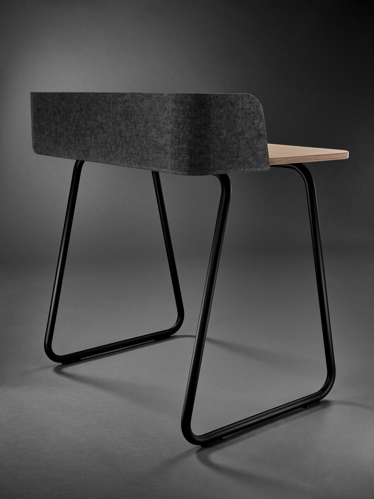 Schreibtisch secretair home: Moderner Schreibtisch mit einer Holzplatte und grauem Filz-Rückenteil, schwarzem Metallgestell.