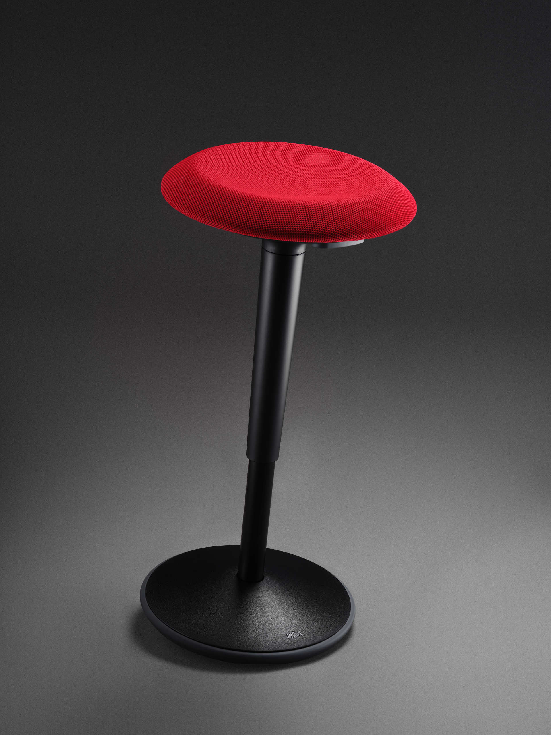 se:fit – Hocker – Kreuzfussstuhl mit rotem, gepolstertem Sitz und schwarzem Metallgestell, auf grauem Hintergrund.