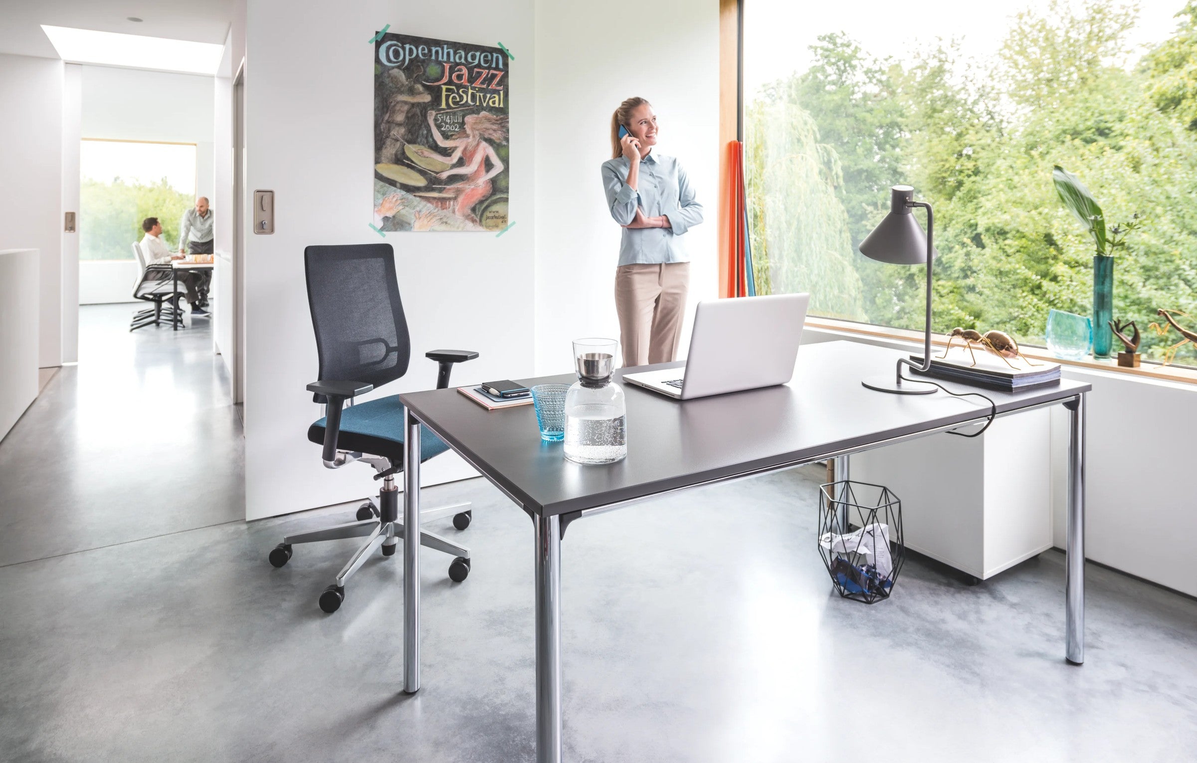 temptation four – Schreibtisch von Sedus – Schreibtisch mit Bürodrehstuhl in einem hellen Einzelbüro.