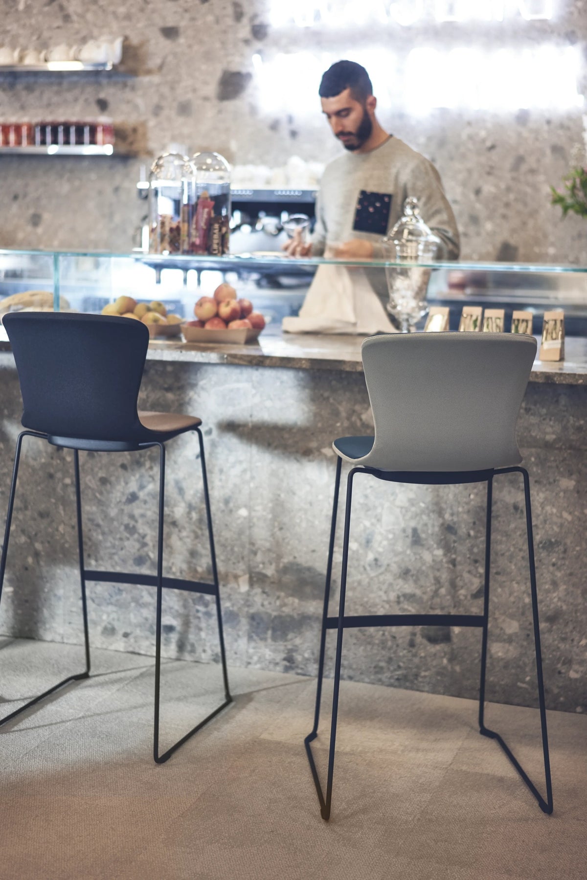 se:spot stool von Sedus mit Kufengestell in Schwarz und Weiss an einer Kaffeebar.