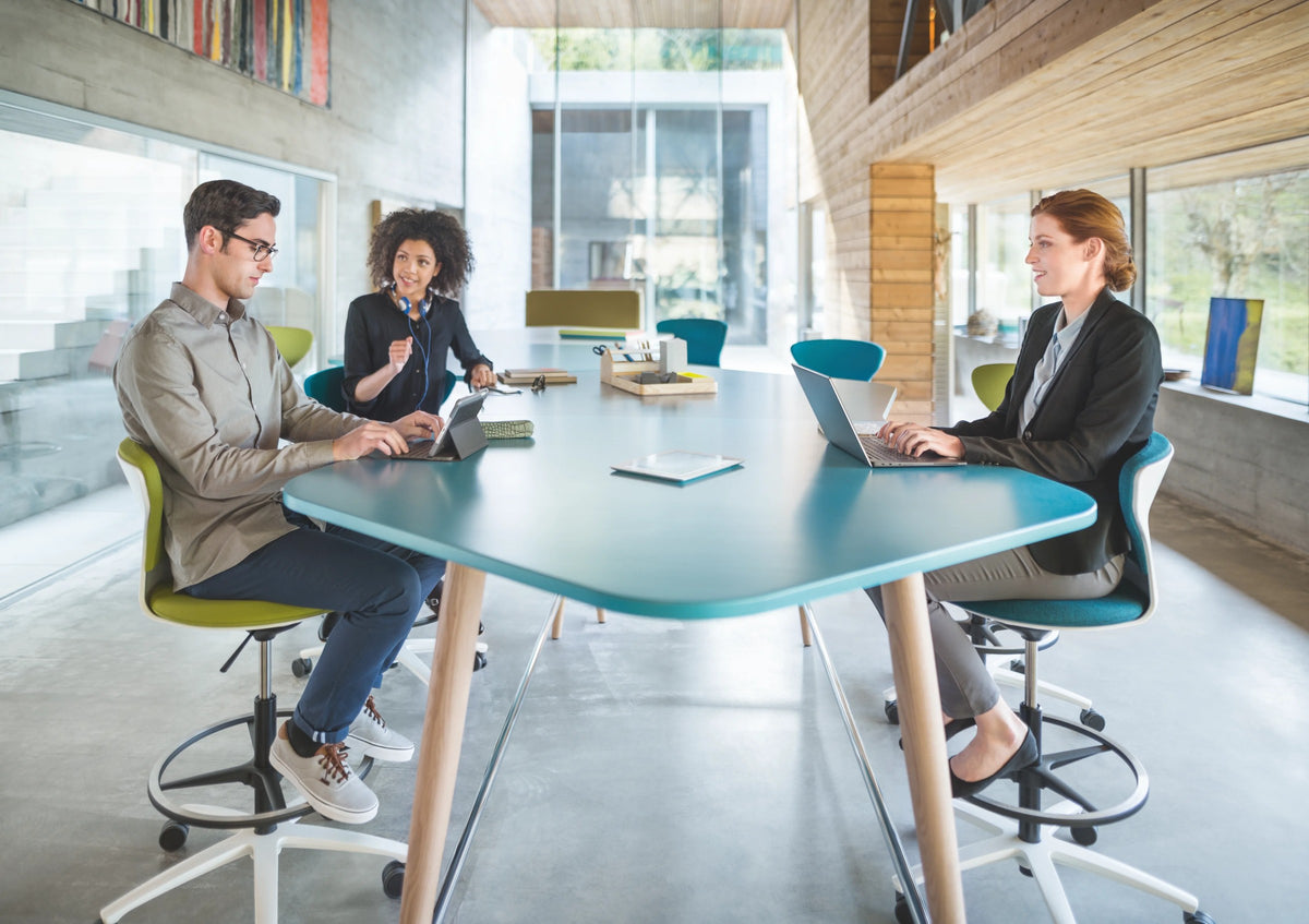 mastermind high desk – Hochtisch von Sedus – Hochtisch mit Hockern in einer Bürolandschaft aus Holz.