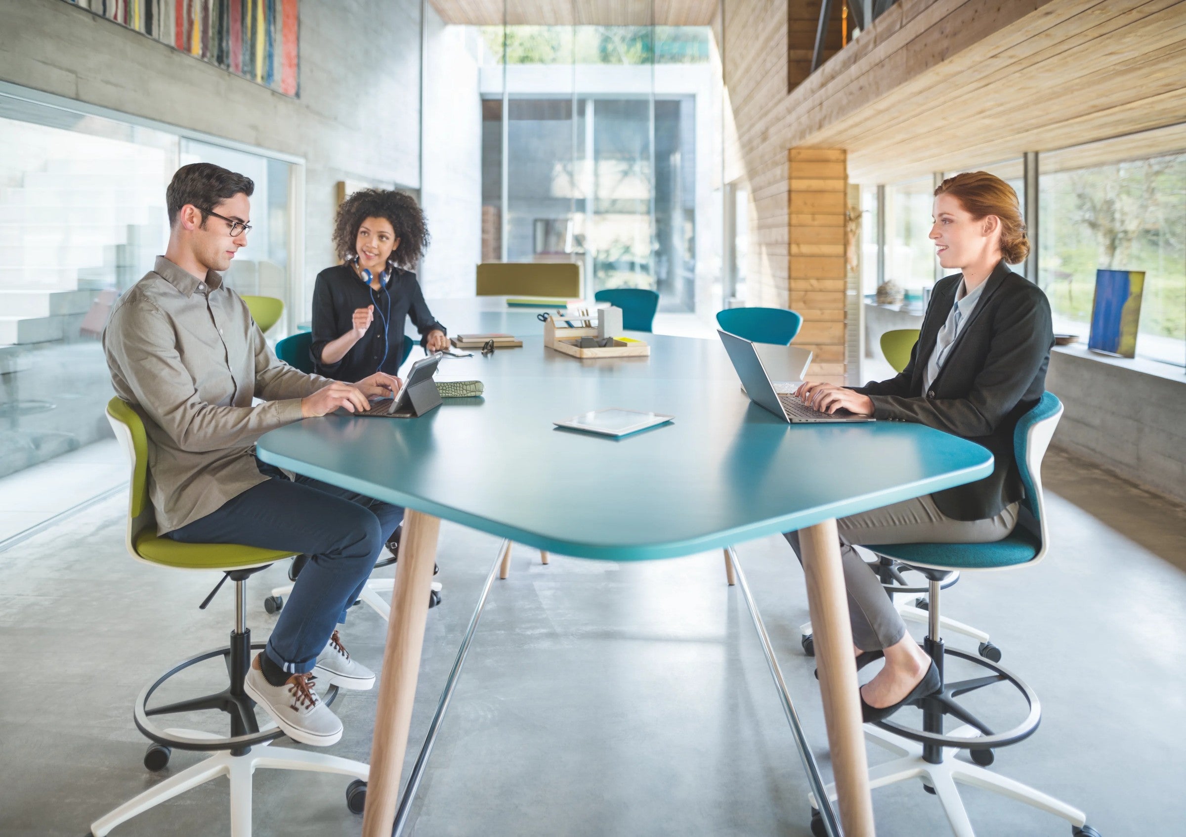mastermind high desk – Hochtisch von Sedus – Hochtisch mit Hockern in einer Bürolandschaft aus Holz.