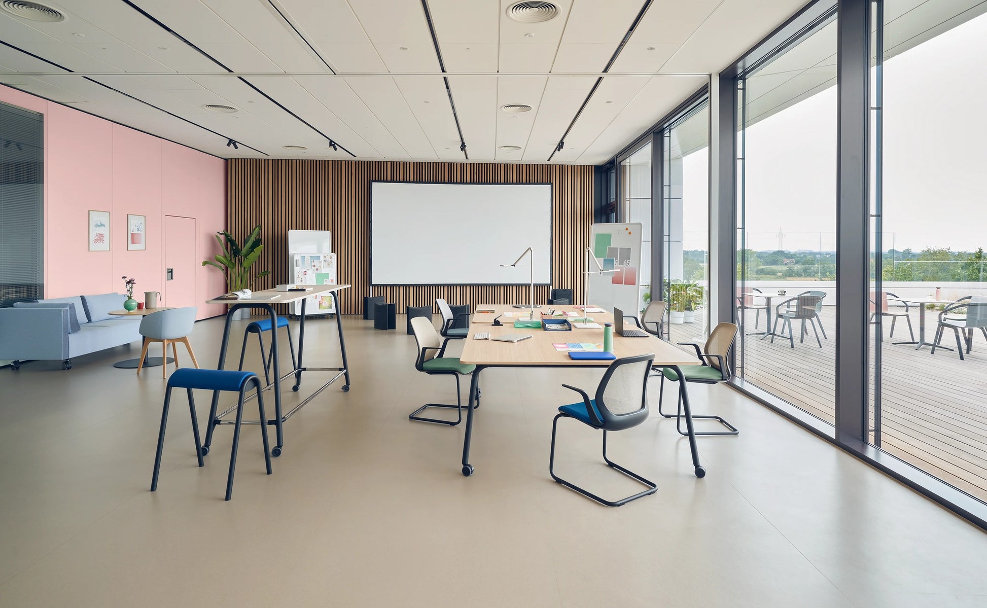 se:flex Freischwinger von Sedus in Blau in einem Workshopraum.