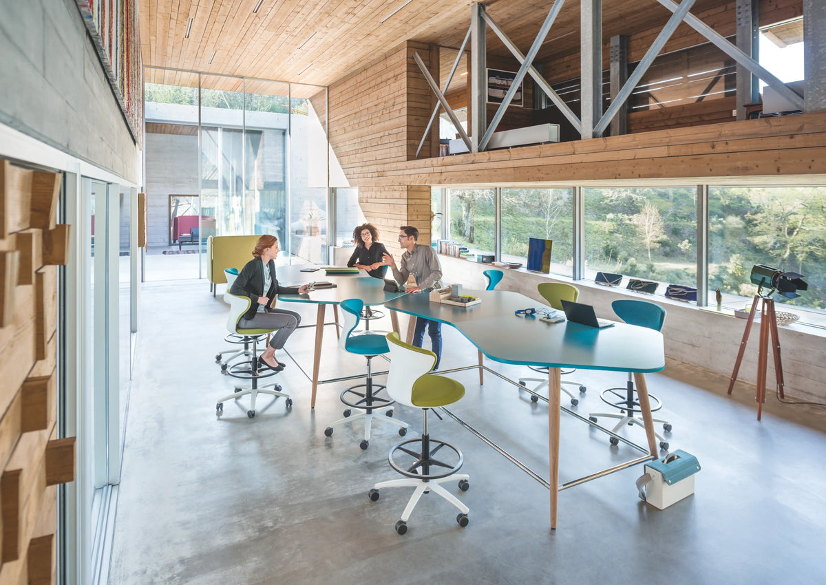 mastermind high desk – Hochtisch von Sedus – Mehrere Hochtische mit Hockern entlang einer Fensterfront.