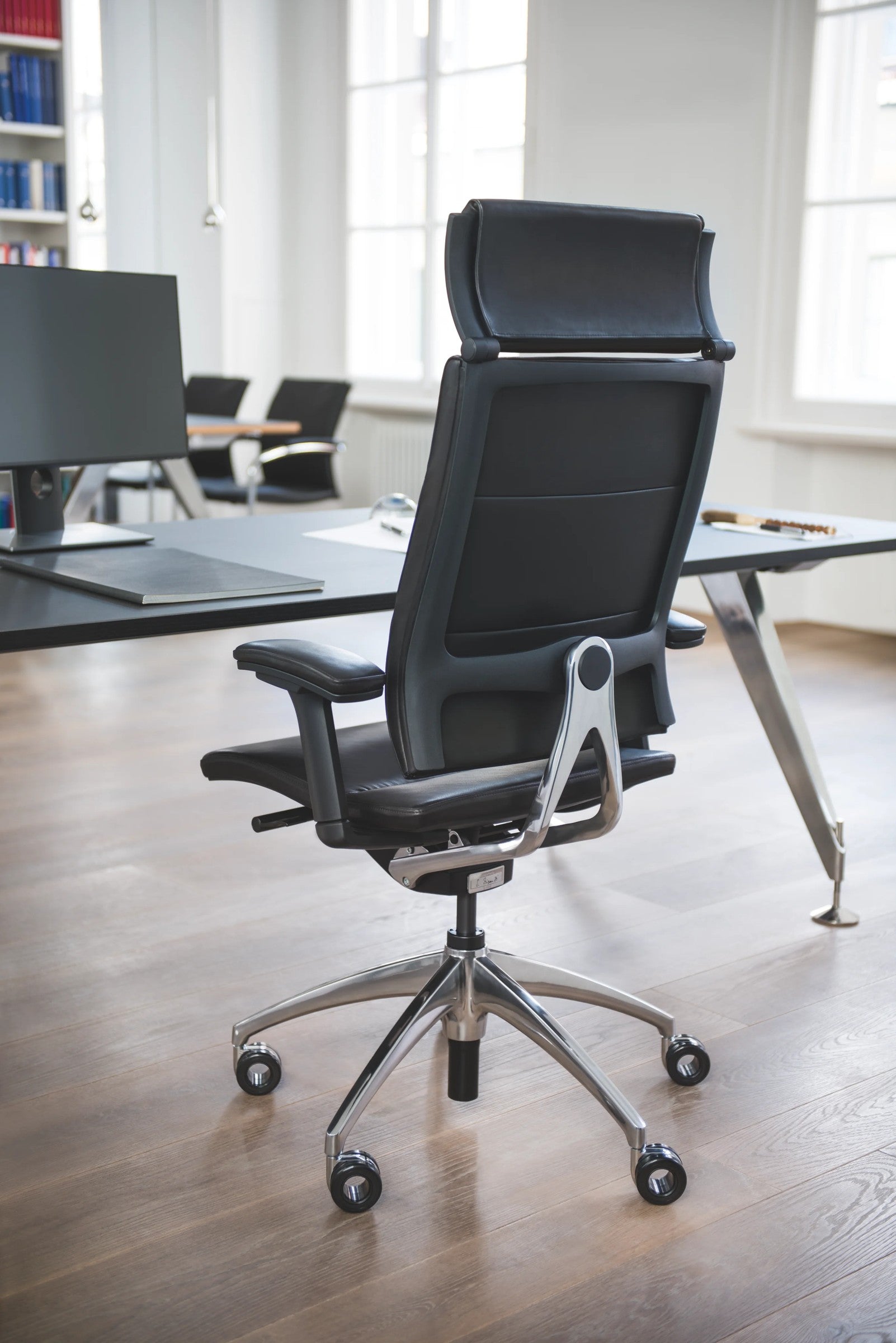 open up Bürodrehstuhl von Sedus in Schwarz mit hoher Rückenlehne und Kopfstütze.
