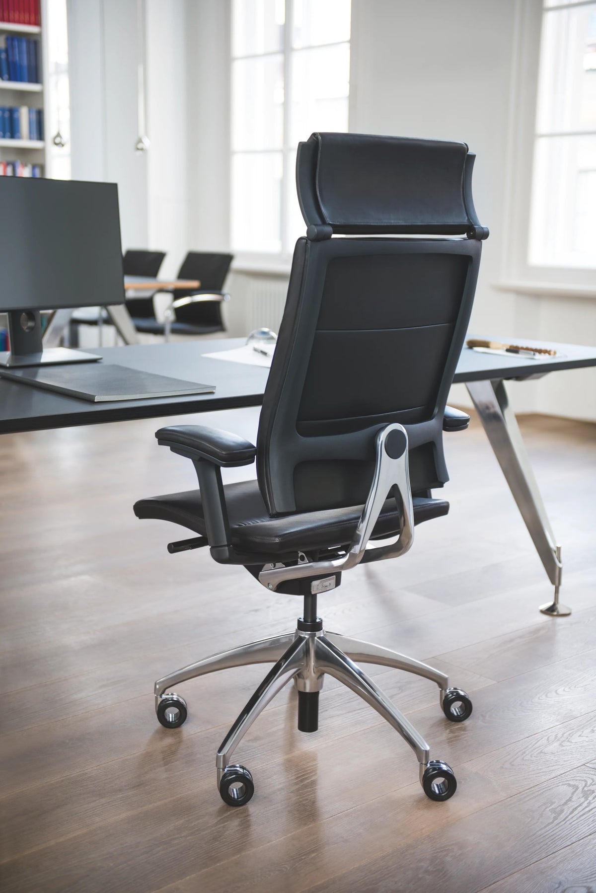 open up Bürodrehstuhl von Sedus in Schwarz mit hoher Rückenlehne und Kopfstütze.