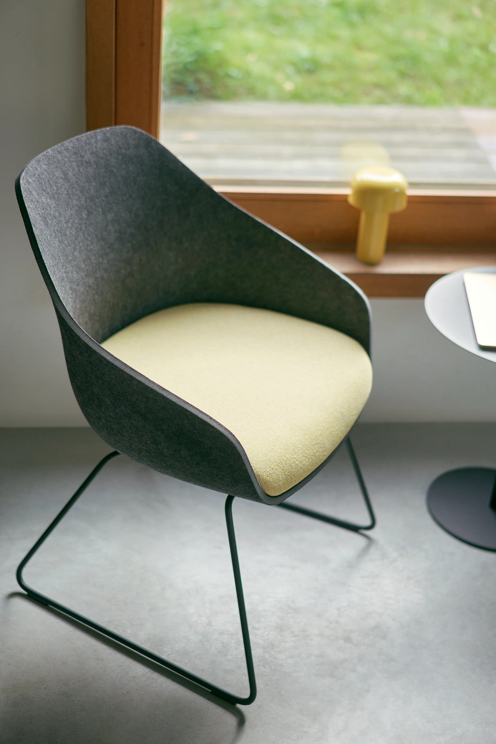se:lounge light von Sedus mit Kufengestell, Schale in Anthrazit mit gelbem Sitzkissen.