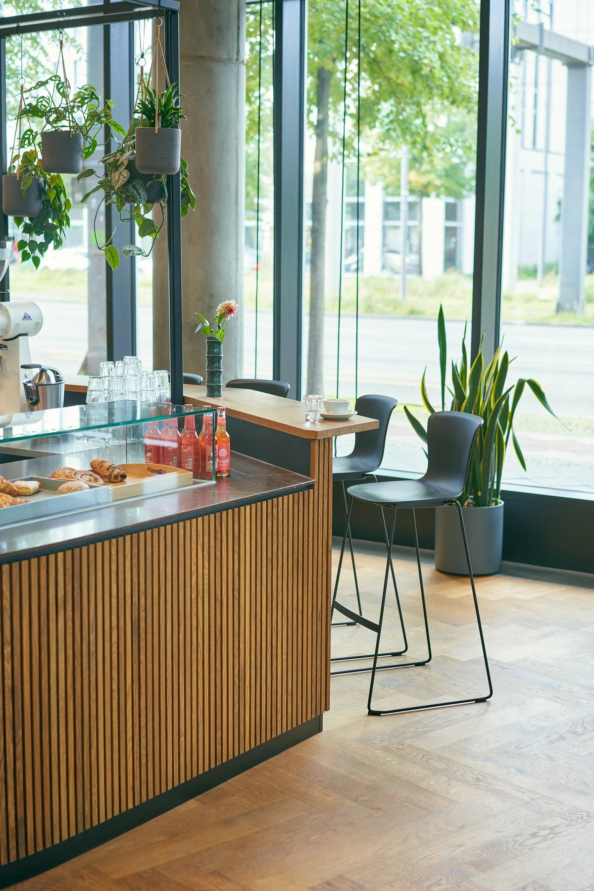 se:spot stool von Sedus mit Kufengestell in Schwarz an einer Holztheke.