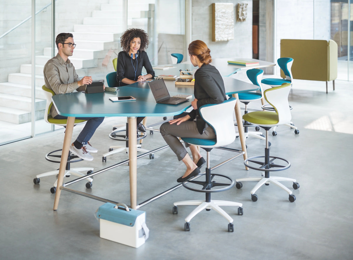 mastermind high desk – Hochtisch von Sedus – Hochtische mit Hockern in einem offenen Bürobereich.