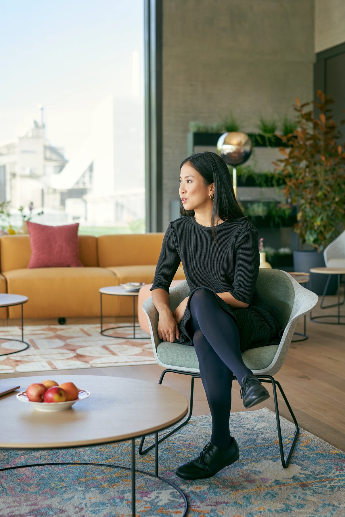 se:lounge light von Sedus, Person sitzt an einem Loungetisch.