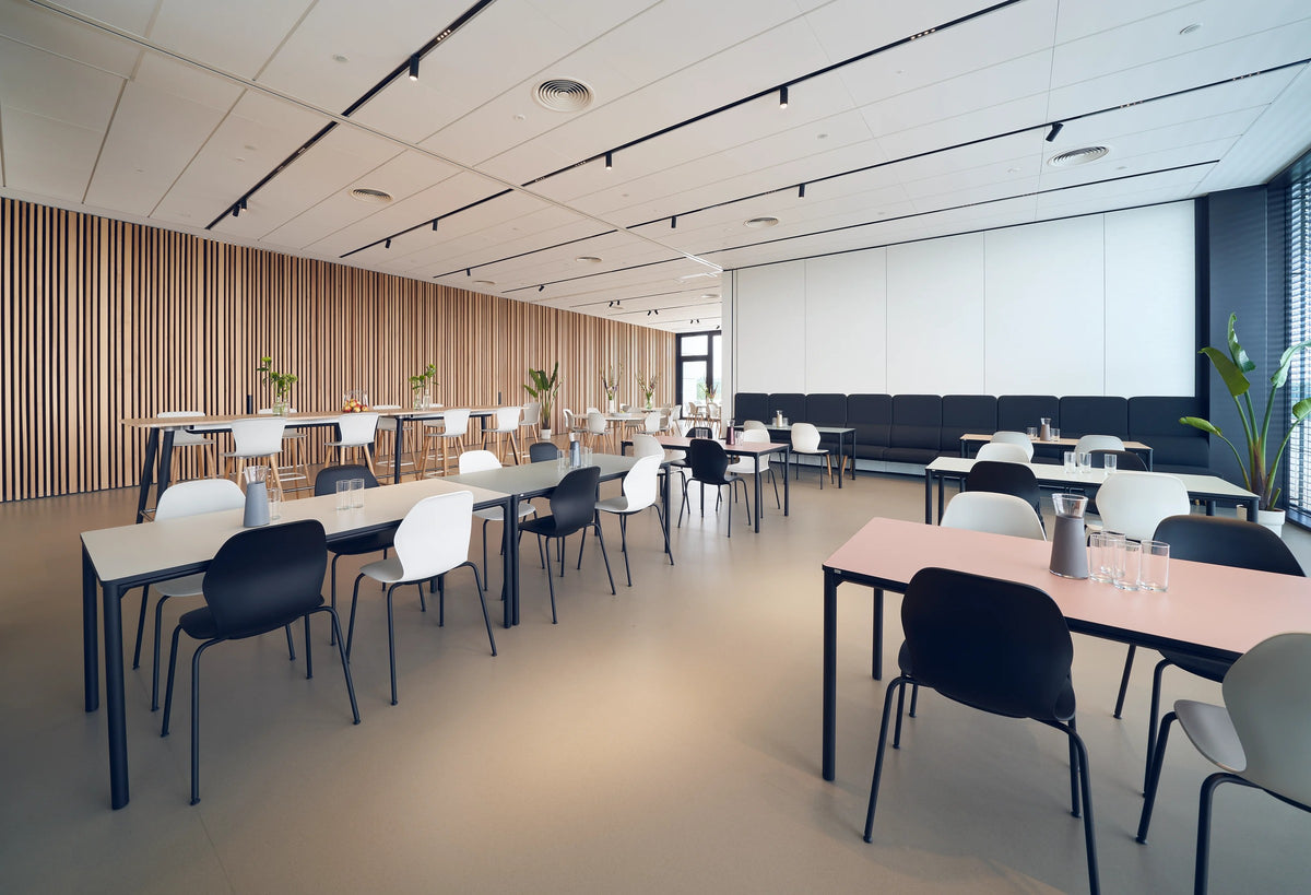 se:spot stool von Sedus mit Holzgestell an Stehtischen in einem Personalrestaurant.