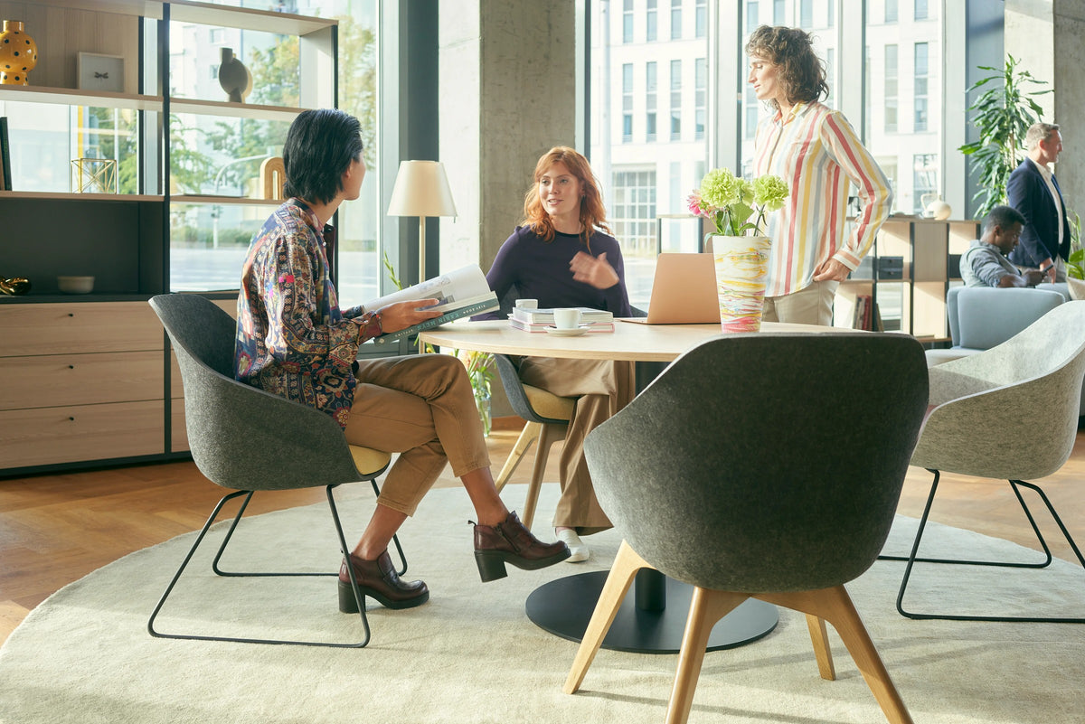 se:lounge light von Sedus in einer Besprechungsecke mit drei Personen.