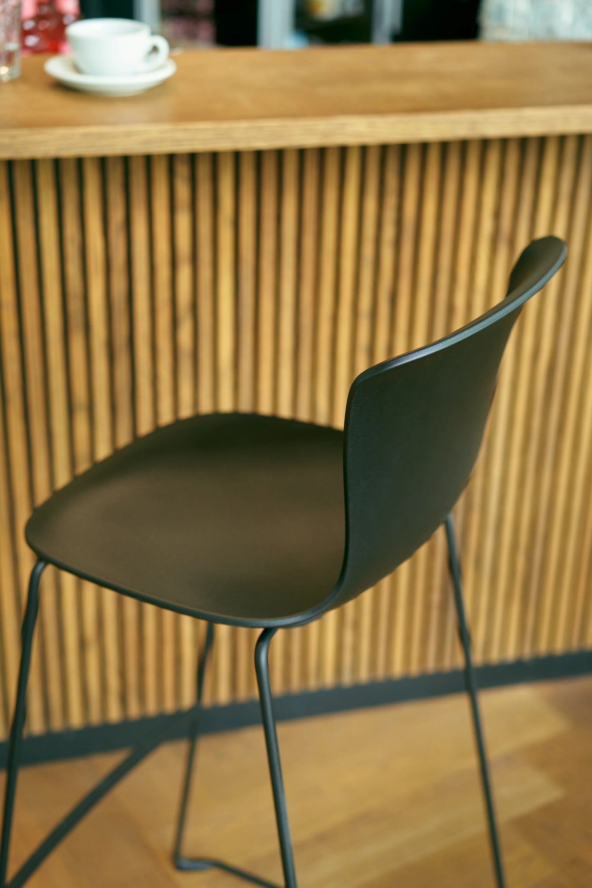 se:spot stool von Sedus mit Kufengestell, Detail der schwarzen Sitzschale.