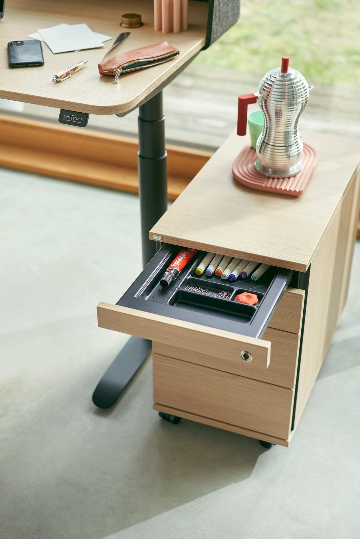 Sedus Rollcontainer mit geöffneter Materialschale unter dem Schreibtisch.