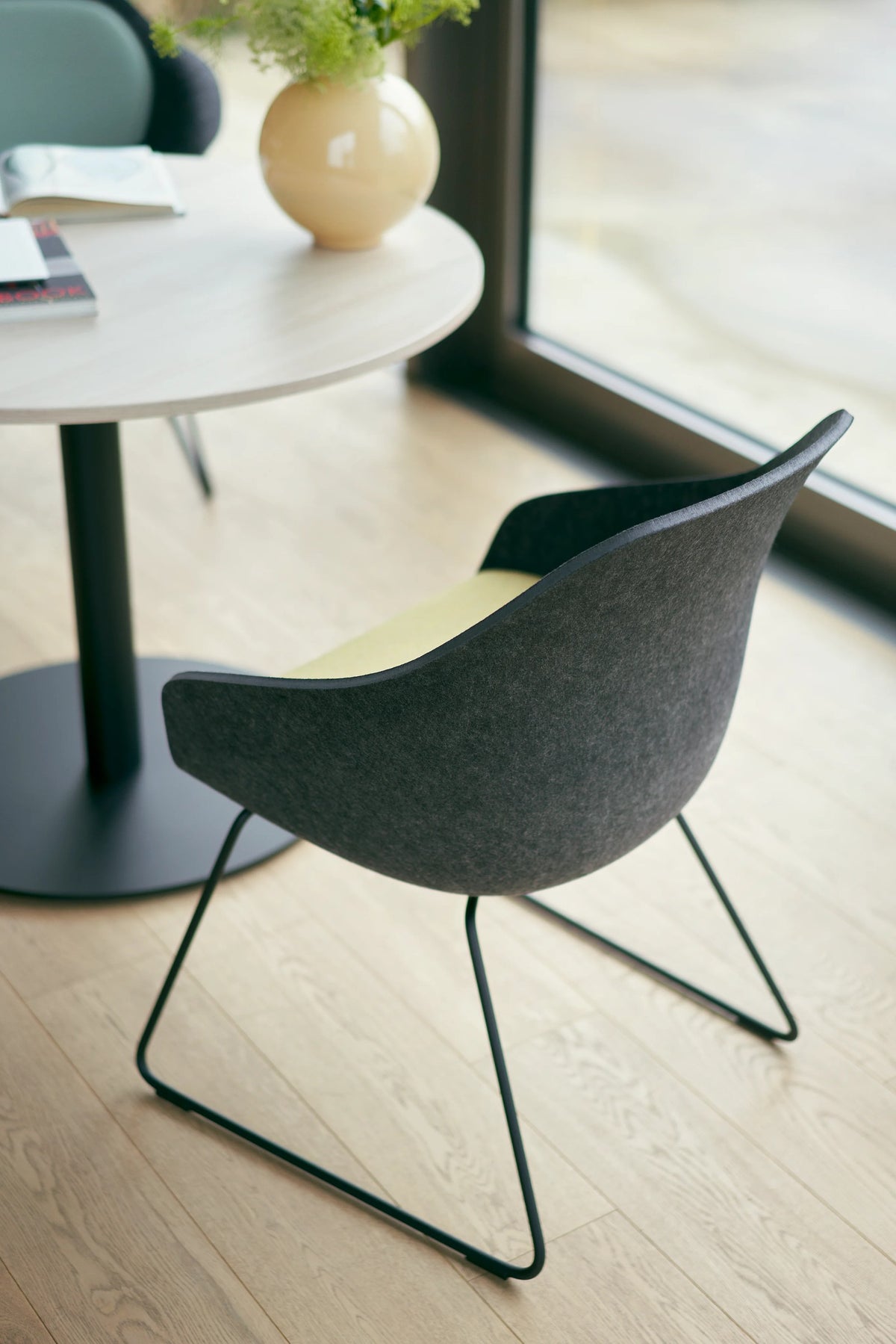 se:lounge light von Sedus mit Kufengestell an einem kleinen Stehtisch.